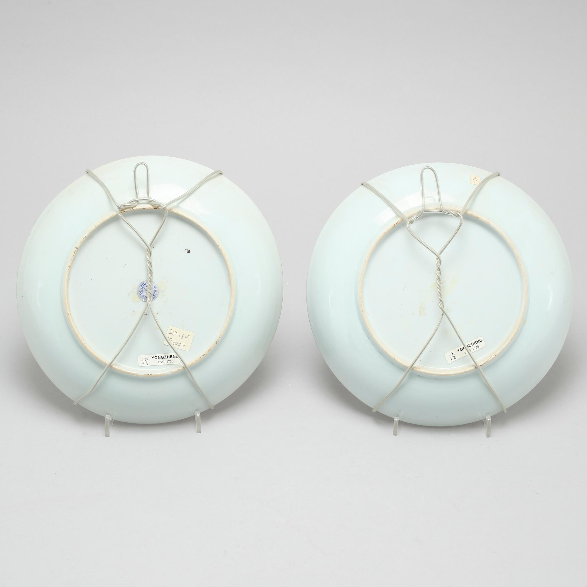 A pair of chinese porcelian plates from the 18th century.