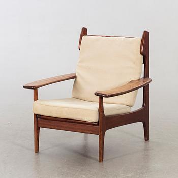 AN EASY CHAIR FROM THE MID 20TH CENTURY.