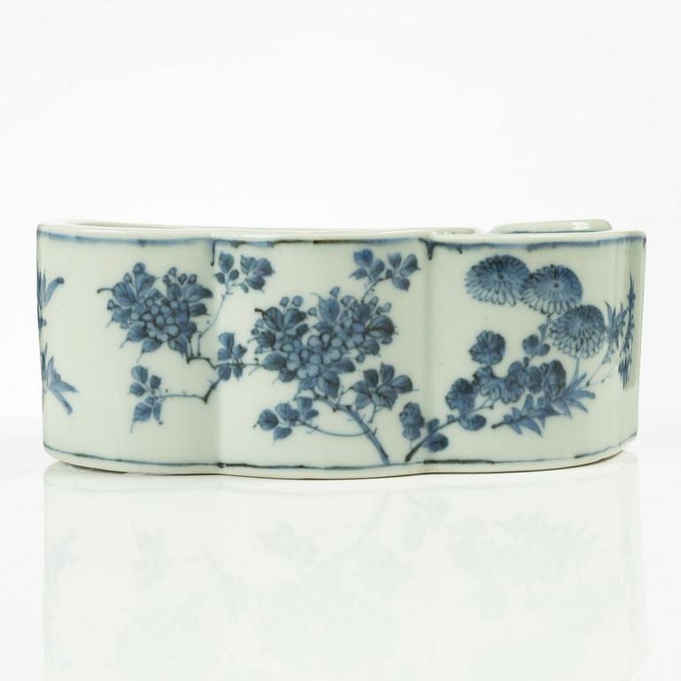 Tekök/ställ, porslin, Japan, sen Meiji/Taishō, tidigt 1900-tal.