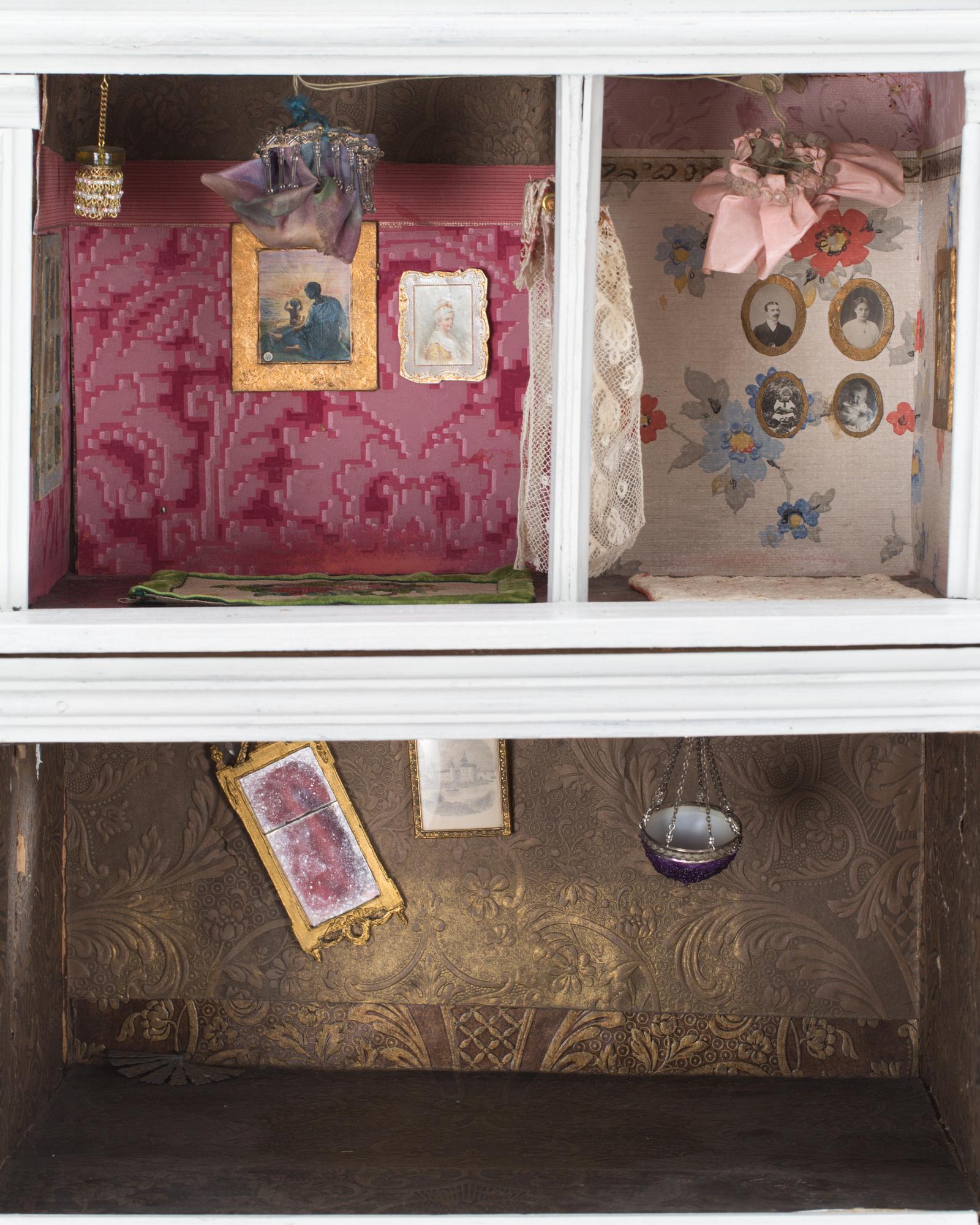 DOCKSKÅP med  MÖBLER samt DOCKOR, 1900-tal.