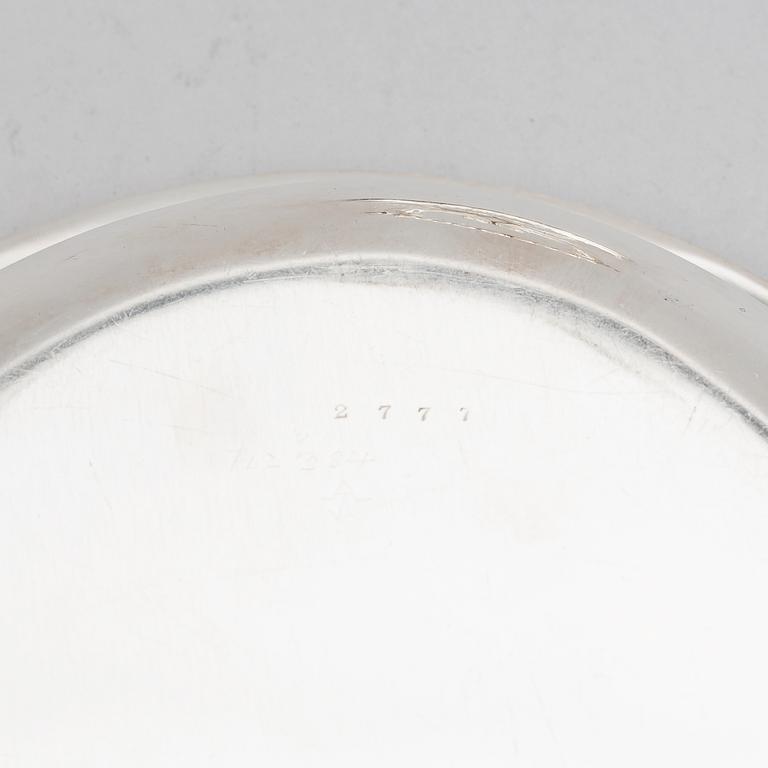 A silver plated serving dish with lid, 20th century.