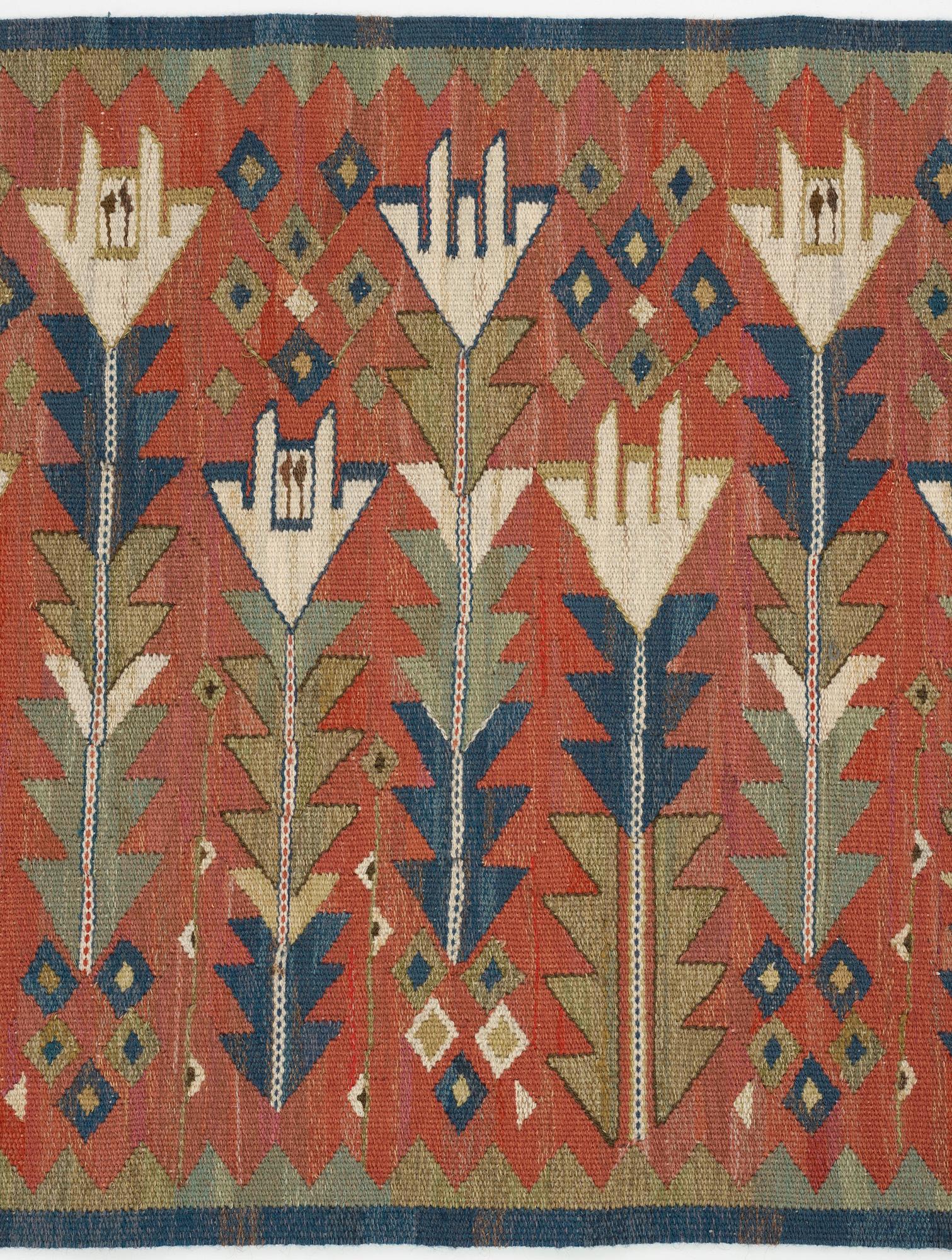 Märta Måås-Fjetterström, Vävnad, "Röda Liljan", gobelängteknik, ca 70-71,5 x 125,5-126 cm, signerad AB MMF.