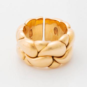 An 18K gold Chopard "Casmir" ring.