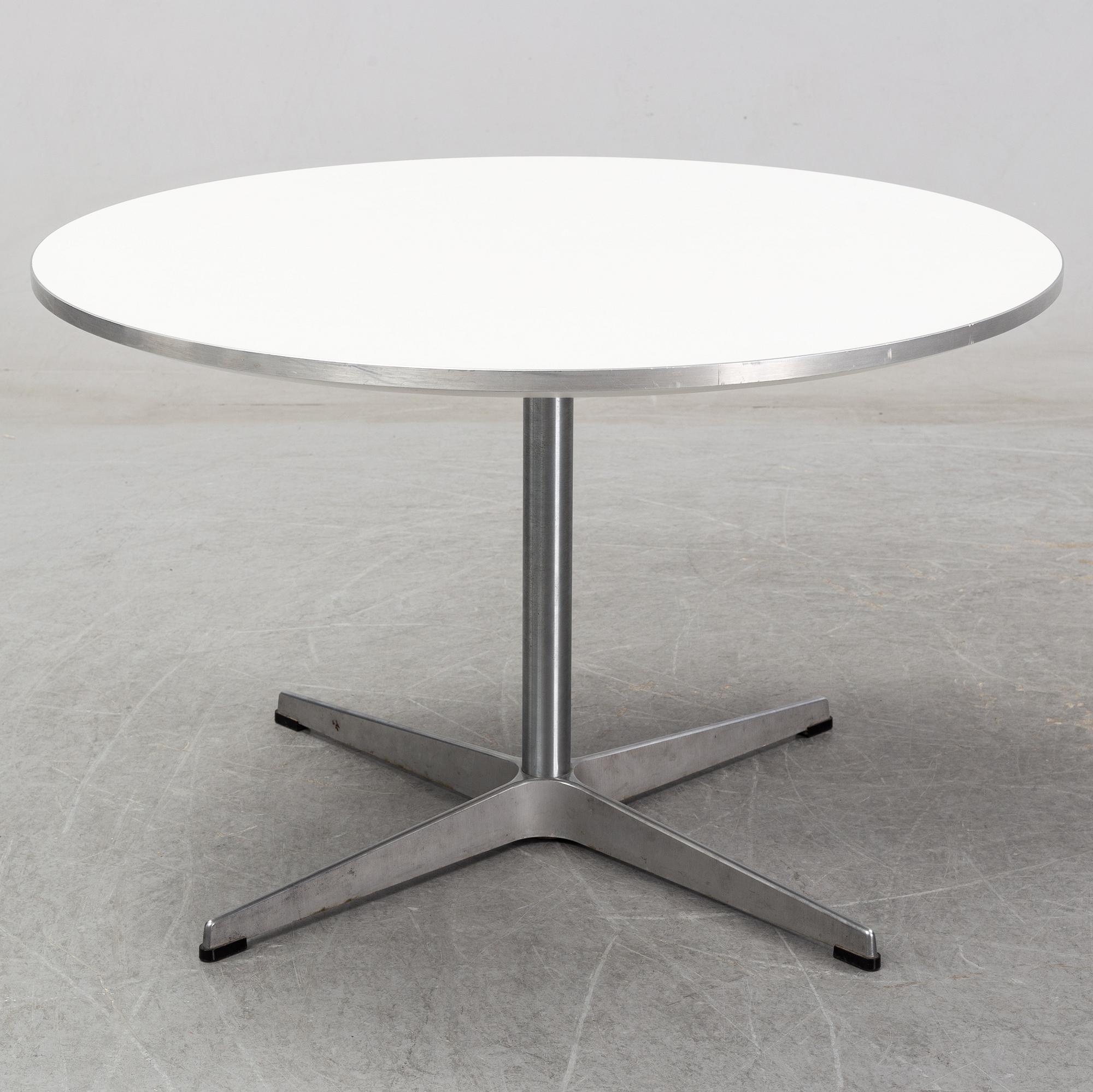 Arne Jacobsen, Piet Hein, Bruno Mathsson, bord, "Cirkulär", Fritz Hansen, 2004, formgivet 1968.