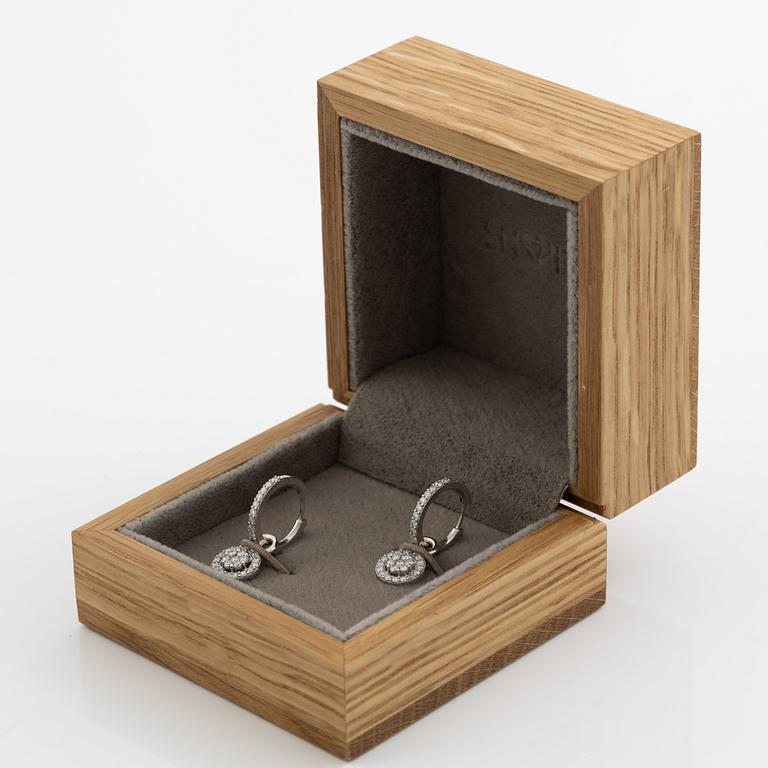 Hoop earrings with pendants, 18K white gold set with brilliant-cut diamonds.