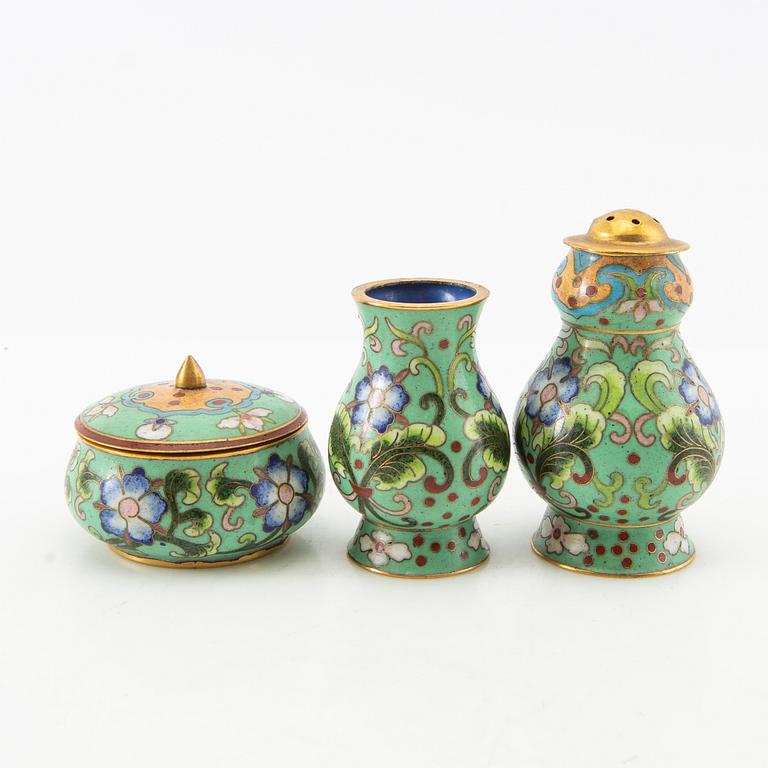 En samling vaser och skålar 11 dlr cloisonné och emalj-arbeten Kina 1900-tal.