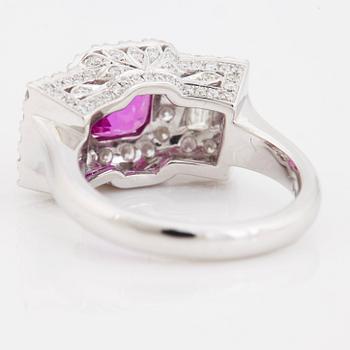 A intense pink sapphire, brilliant- and baguette cut diamond ring.