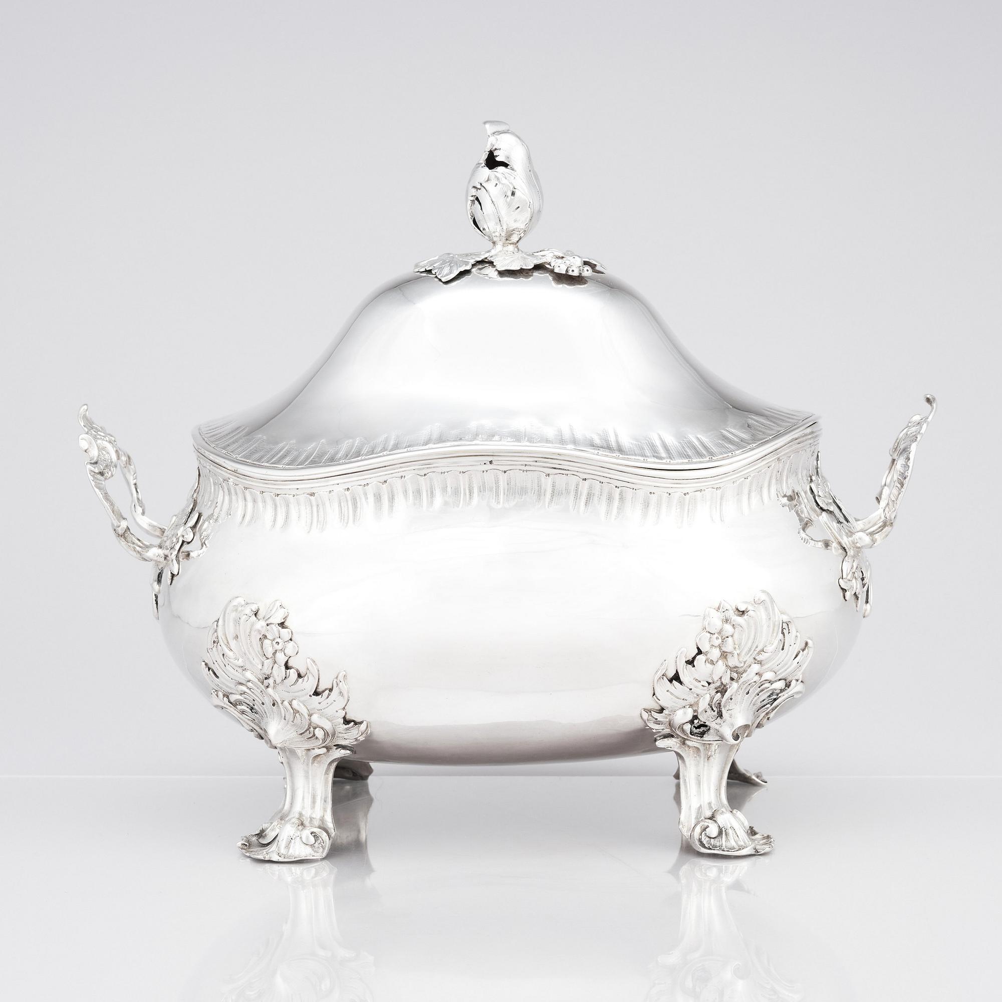 Daniel Lundgren, terrin med lock, silver (verksam Reval 1771-83). Rokoko.