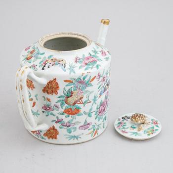 13 famille rose Canton porcelain objects, Qing dynasty, late 19th century.