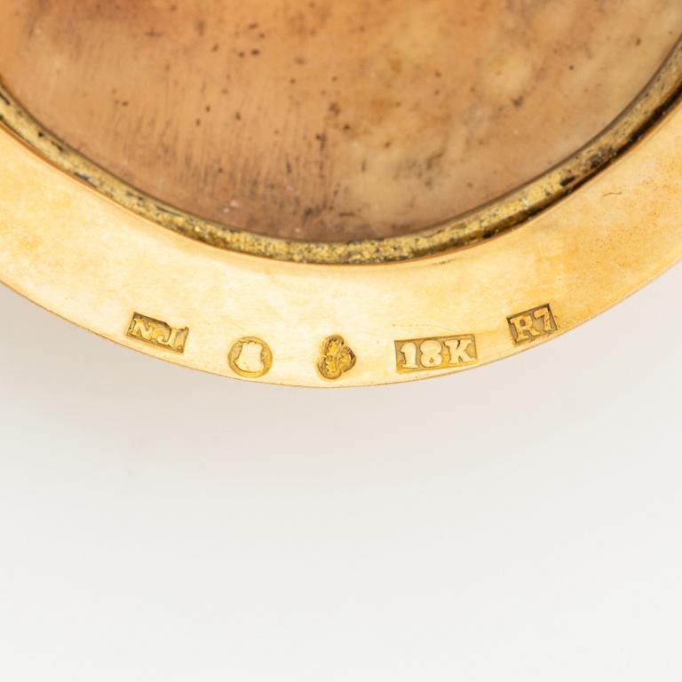 Gold and shell cameo brooch.
