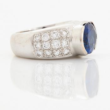 Ring 18K vitguld med en oval fasettslipad safir samt runda briljantslipade diamanter.