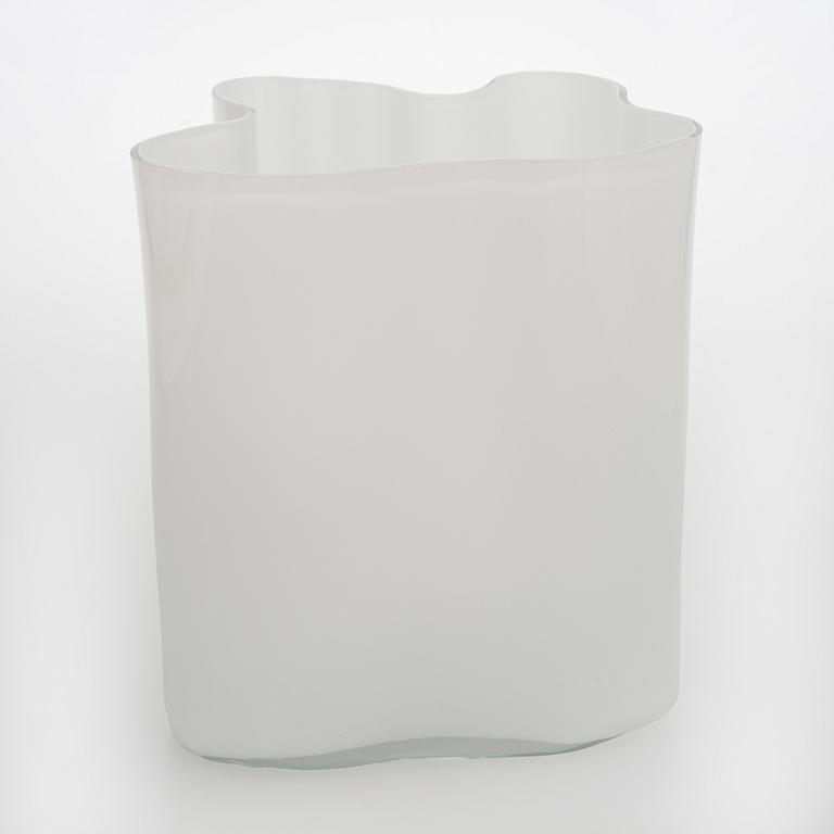 Alvar Aalto, a 3031 glass vase, signed Alvar Aalto - 3031.