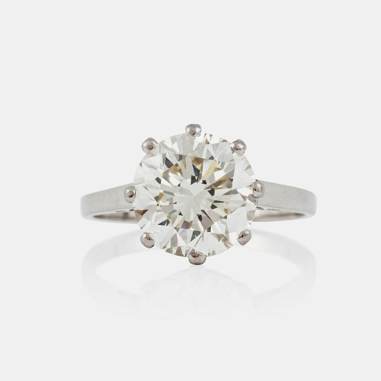 A brilliant-cut diamond ring, 4.84 cts according to engraving. Quality circa S-T/VVS.