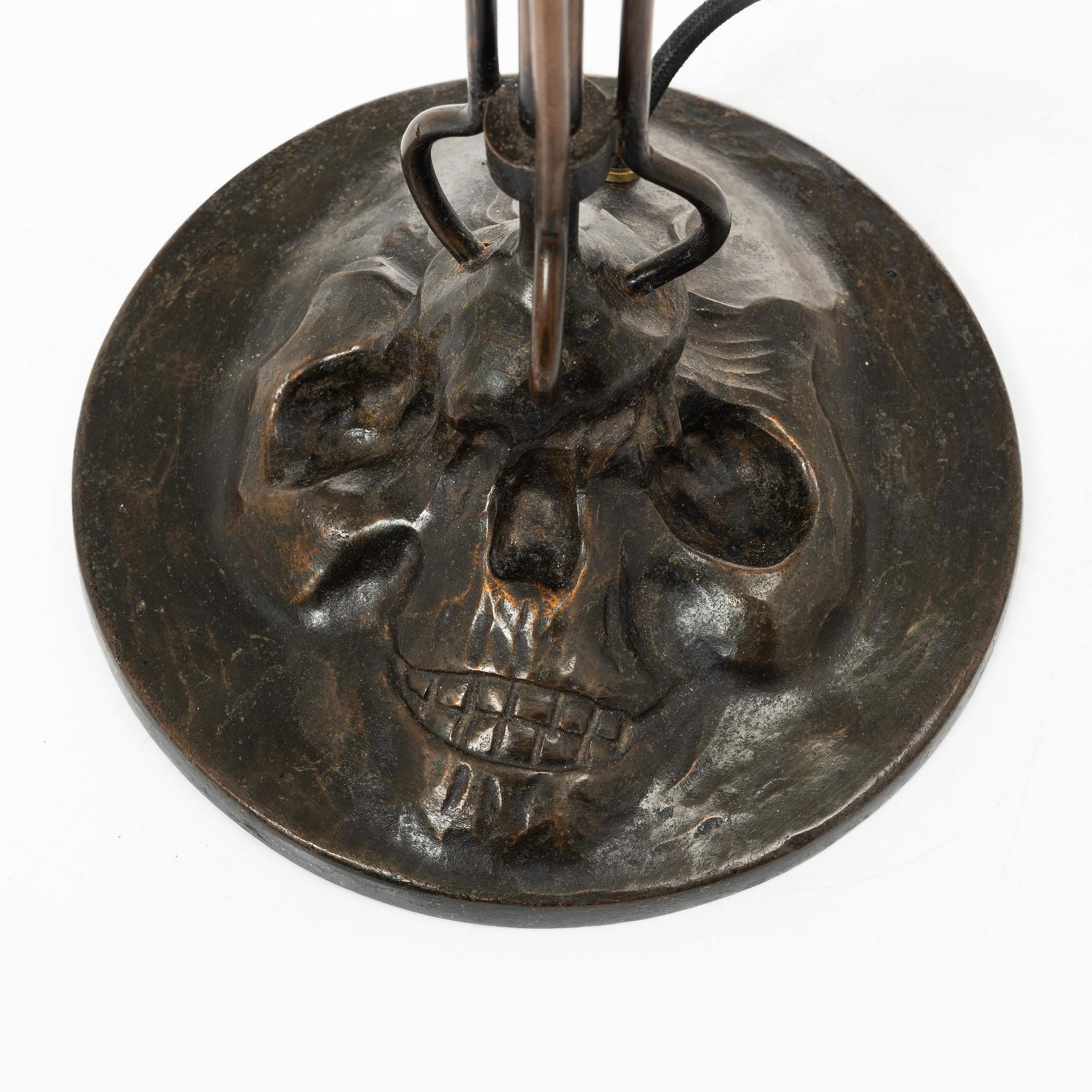 Evard Trulsson, bordslampa, brons med dekor av döskalle i foten, 1900-talets början.
