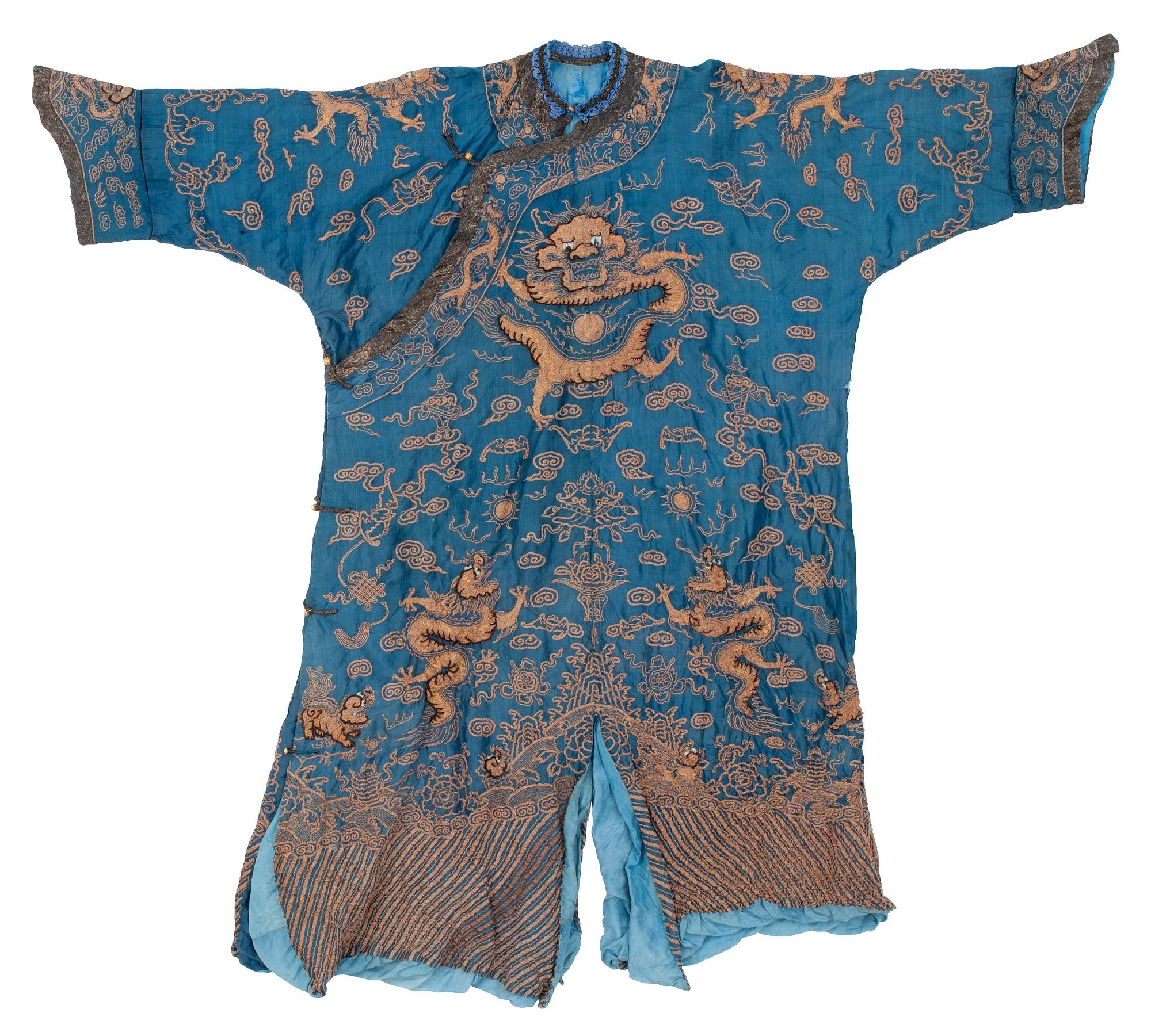ROBE, silk. Height 123 cm. China around 1900.