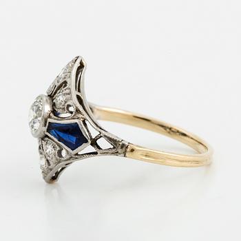 RING, med gammalslipade diamanter och troligen syntetiska safirer.