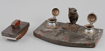 SKRIVBORDSUPPSATS, 2 delar, sten, 1900-talets första del.
