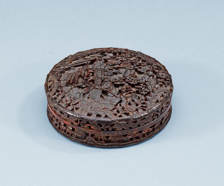 A finely carved turtoise box with cover, Qing dynasty, 18th Century.