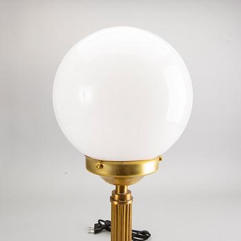 A MID 20TH CENTURY TABLE LAMP.