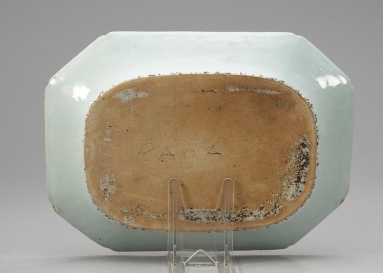 A famille rose serving dish, Qing dynasty, Qianlong (1736-95).