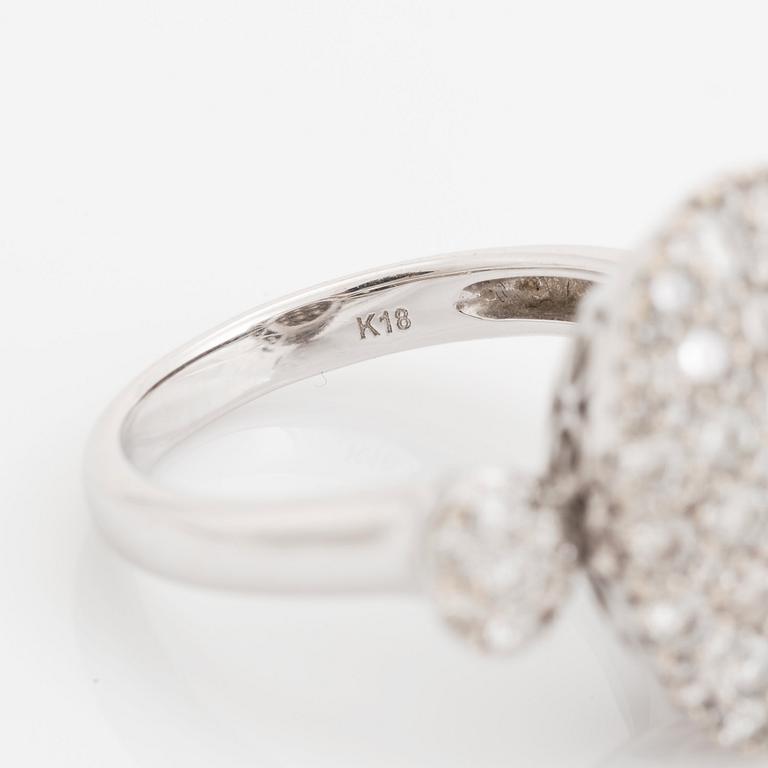 An 18K white gold ring set with round brilliant-cut diamonds.