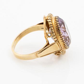Ring, 14K gold with oval-cut amethyst.