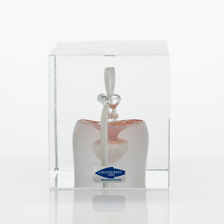 Oiva Toikka, årskub, signerad Oiva Toikka, Nuutajärvi 1985, numrerad 668/2000.