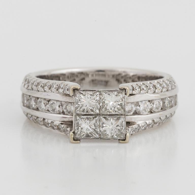 Ring med prinsessslipade och briljantslipade diamanter.