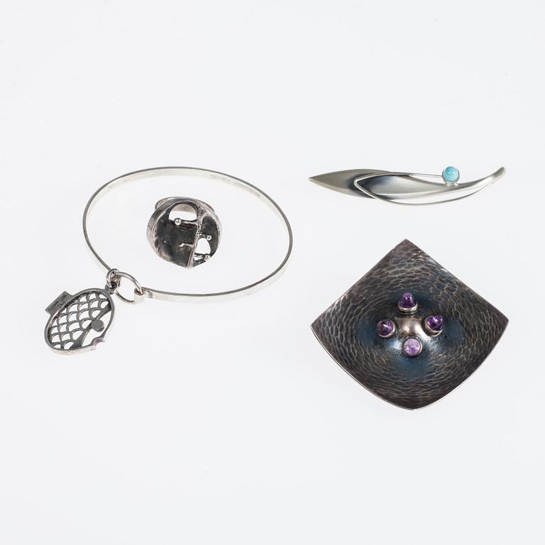 ARMRING, RING, 2 BROSCH, silver, bl a Tammen Koru, Kupittaan Kulta. 1900-talets senare hälft.