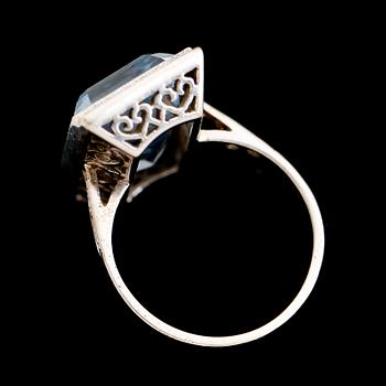 RING, 18 k vitguld, blå topas samt mindre diamanter, 1900-talets mitt.