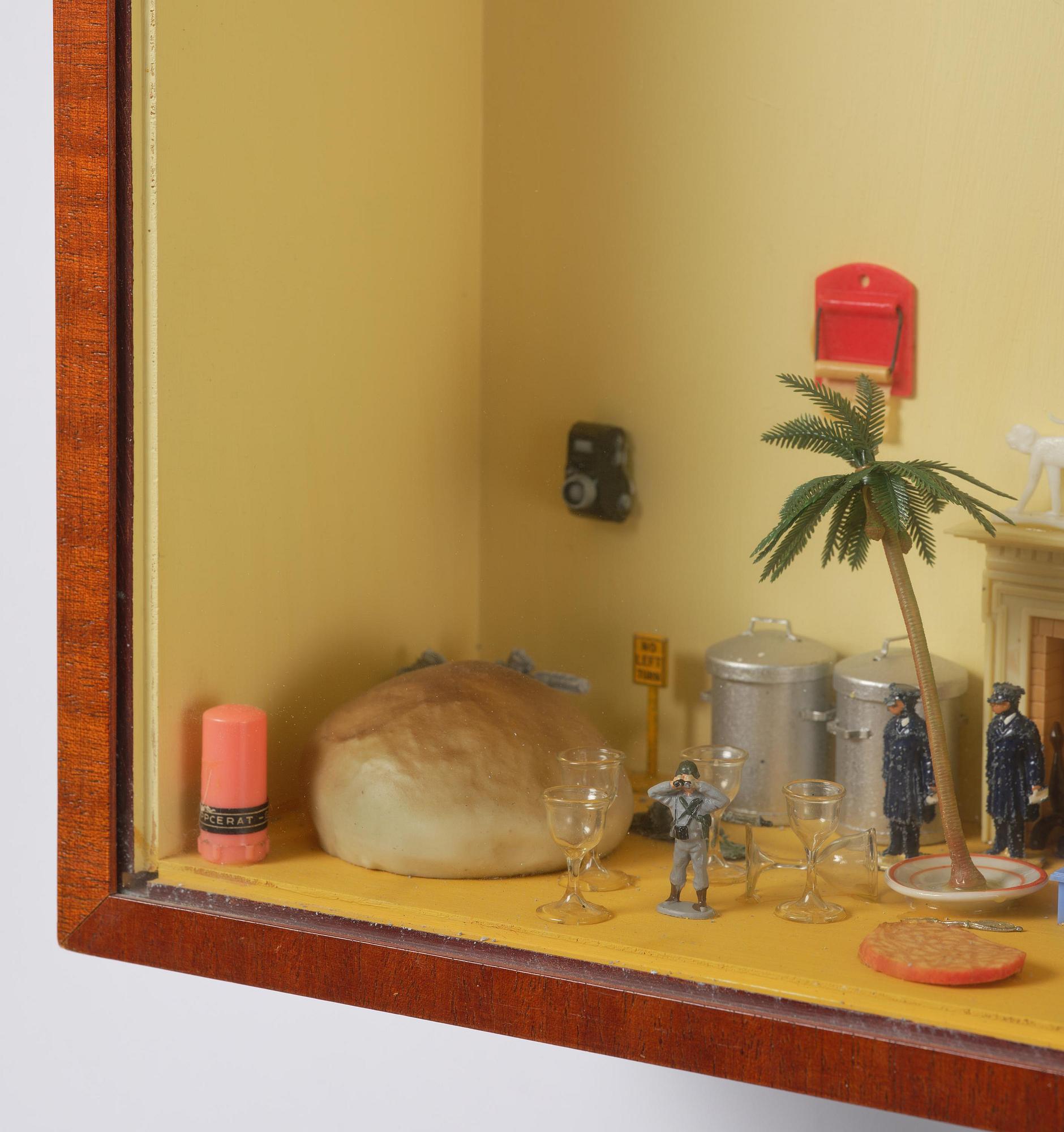 Marie-Louise Ekman, "Skåp med öppen spis och porträtt".