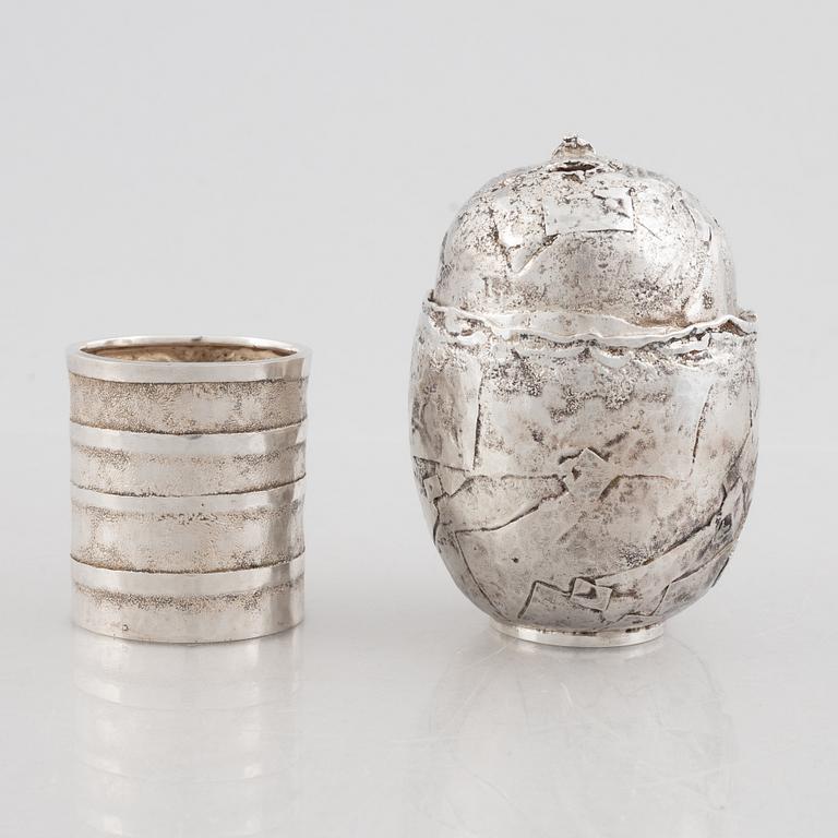 Lars Arby, två bägare/vaser, sterling silver varav en med lock, Göteborg 1975-1976.
