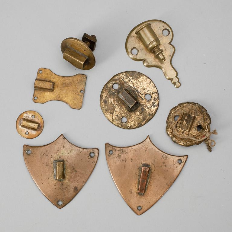 BESLAG, 8 st, mässing, 1700/1800-tal.