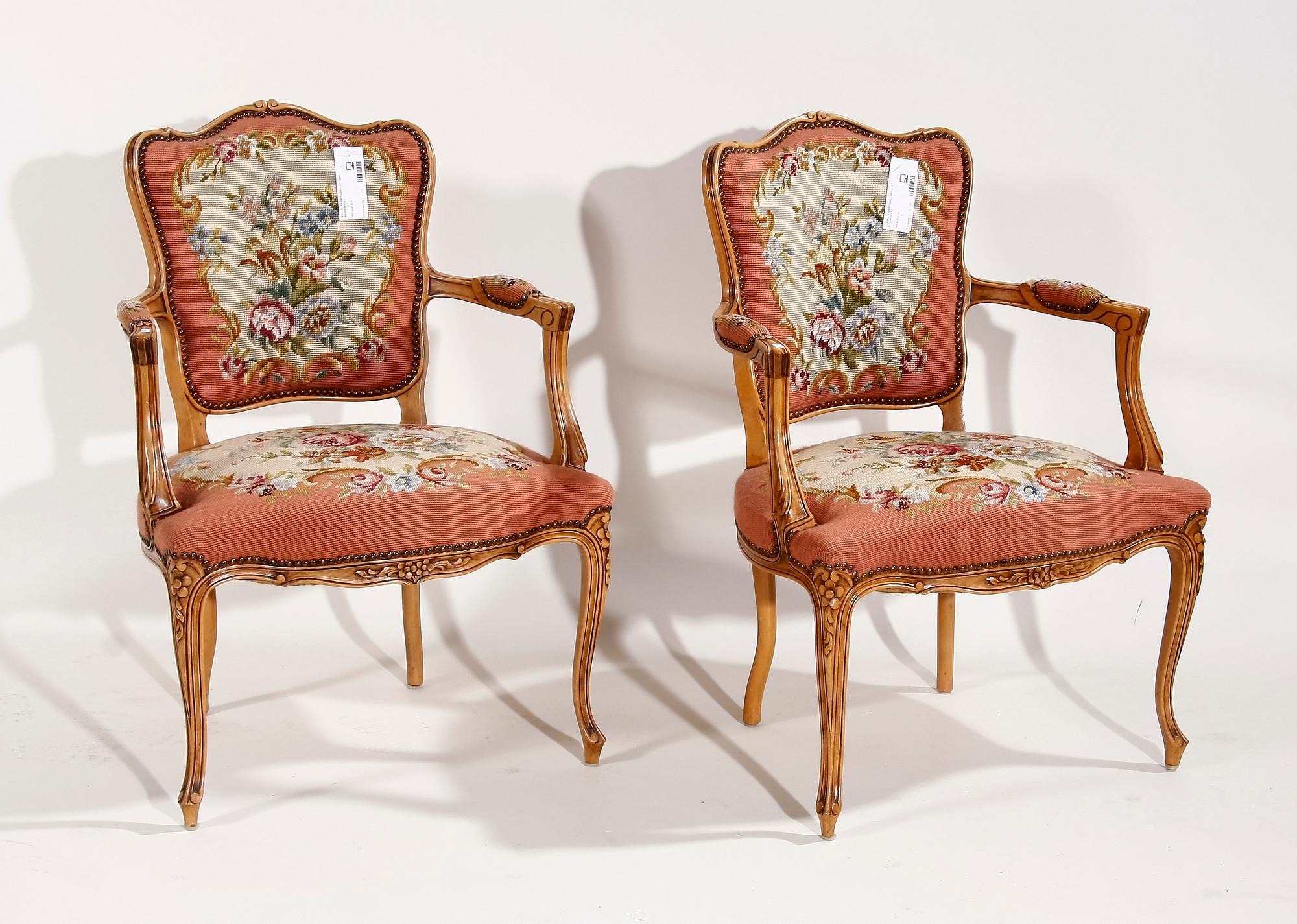 KARMSTOLAR, ett par. Rokokostil.