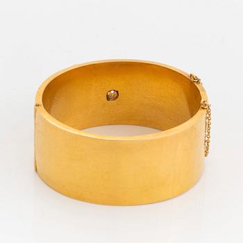 An 18K gold bangle set with old- and rose-cut diamonds.