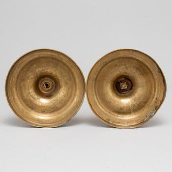 LJUSSTAKAR, ett par, brons, Louis Seize, sent 1700-tal.