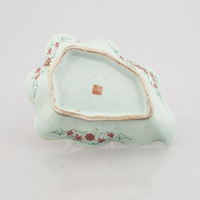 A porcelain dish, China, Qing dynasty, late 19th century.