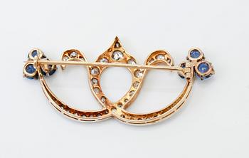 BROSCH, 6 safirer samt briljantslipade diamanter totalt ca 1,25 ct, 1900-talets första hälft.