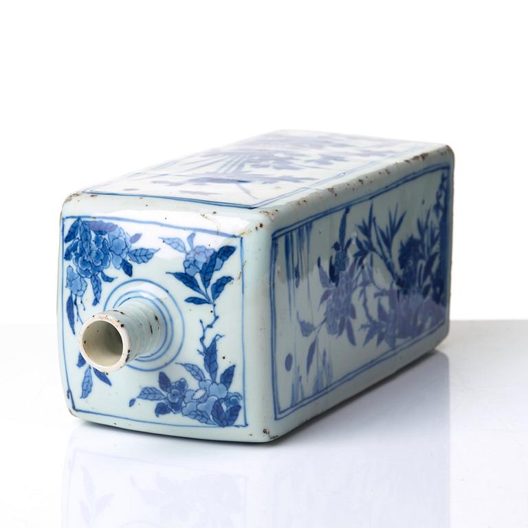 A blue and white bottle, Ming dynasty, Wanli (1572-1623).