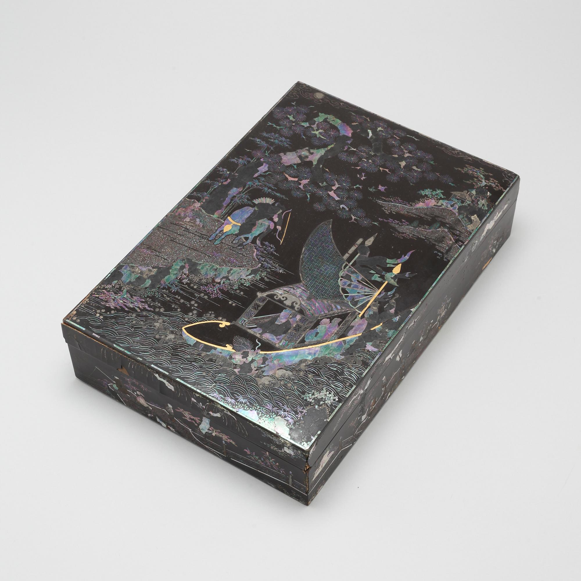 A Chinese lacquered box with cover, early 20th Century.