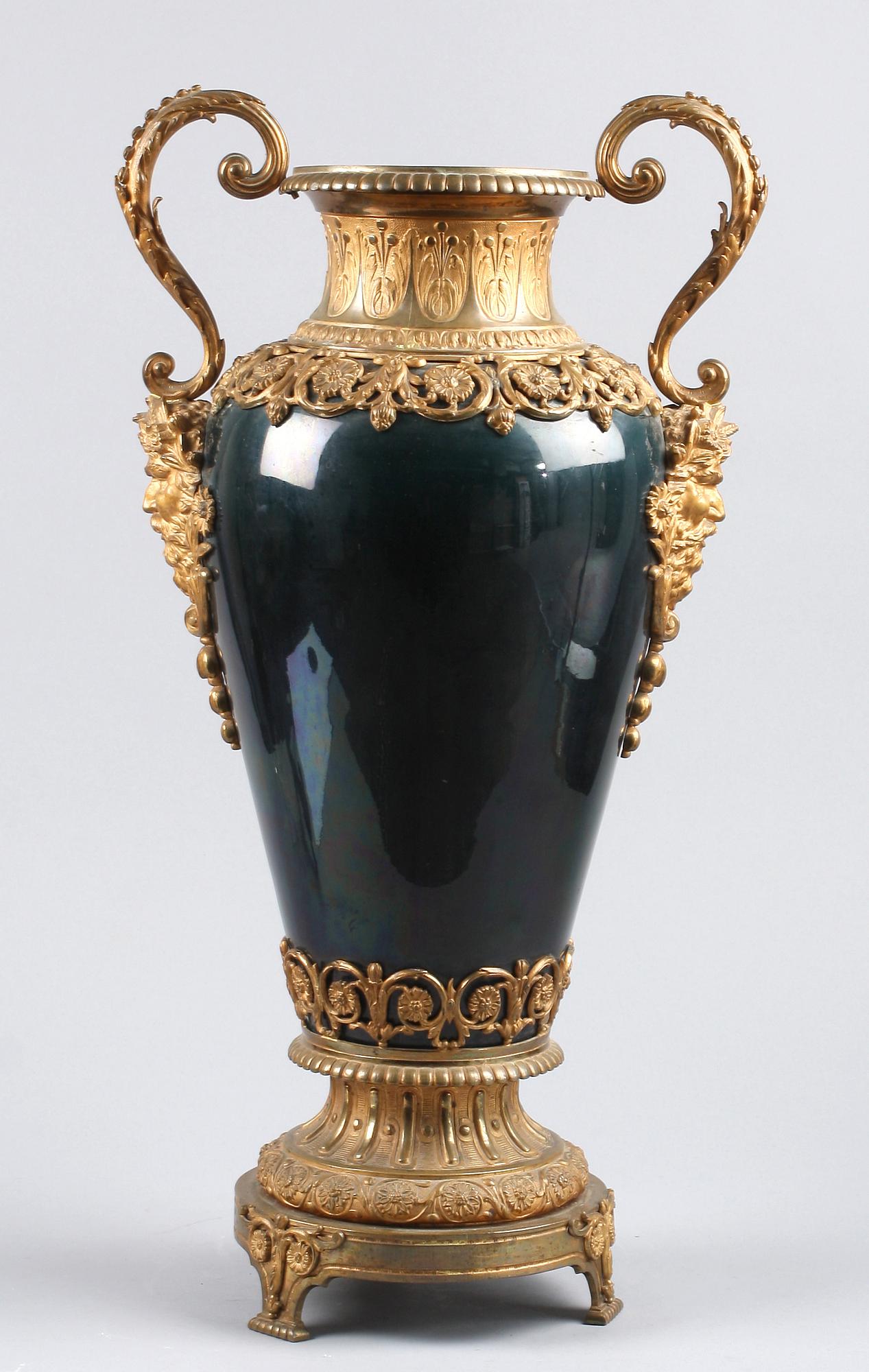 URNA, porslin och brons, 1800-talets slut.