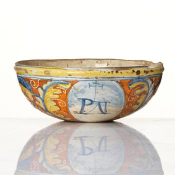 An Italian maiolica bowl, 17th century.