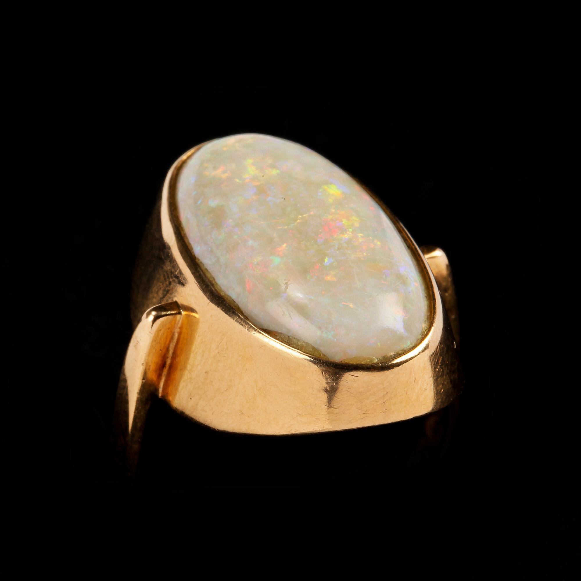 RING, 14k guld med cabochonslipad vit opal, Helsingfors, Finland, 1960. Vikt 7 g.