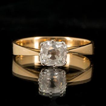 RING, guld med diamant, totalt ca 0,90 ct. 1945. Vikt ca 1,5 gram.