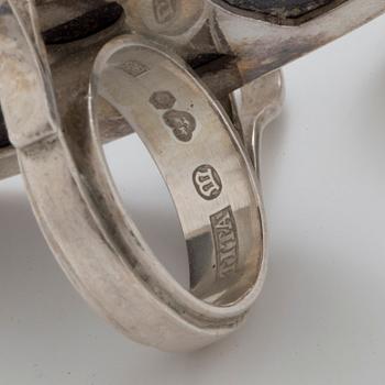 RINGAR, 3 st, varav en med oval bergkristall och lila sten.