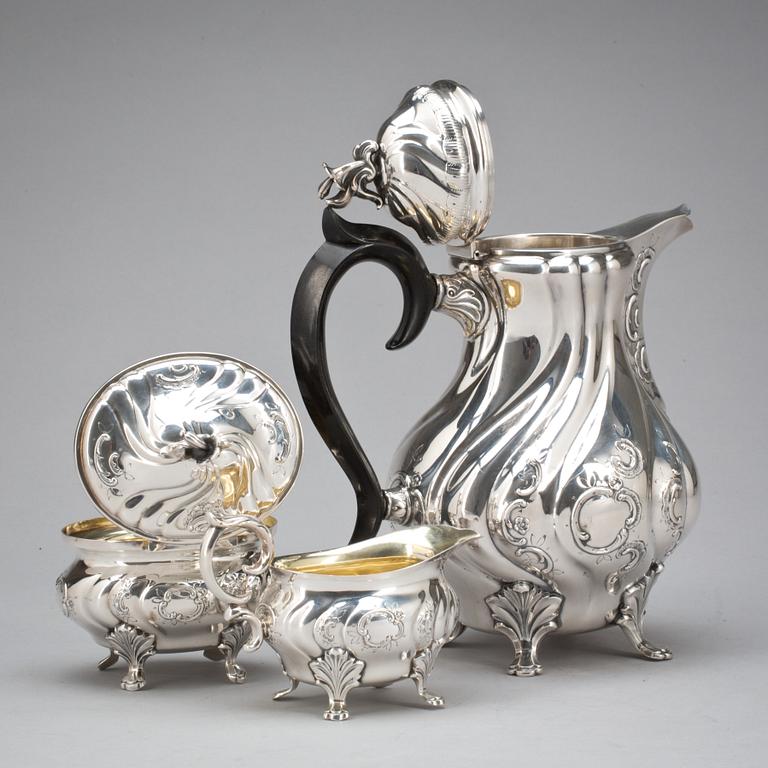 KAFFESERVIS, 3 delar. Silver, rokokostil. C.G Hallberg 1954. 810g.