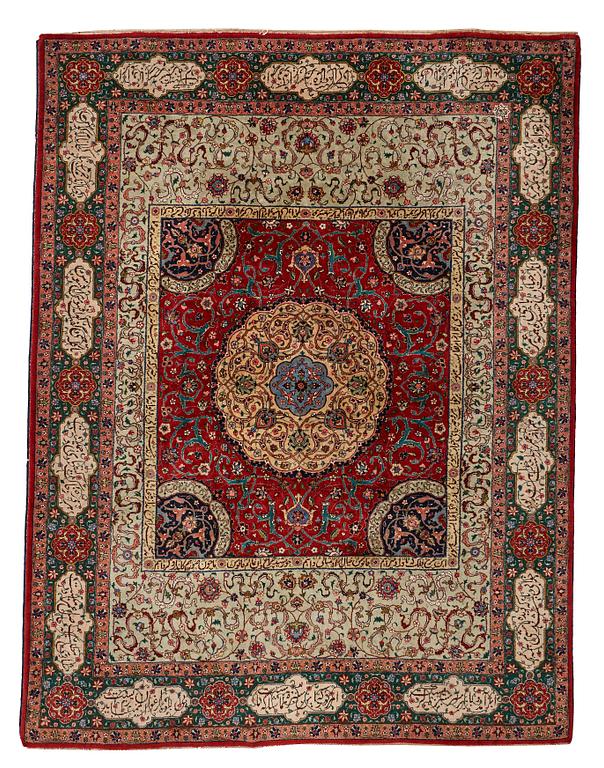 Matta, semiantik Täbris, signerad ca 335,5 x 256,5 - 261,5 cm.