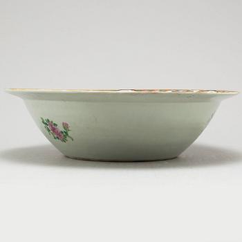 PRAKTSKÅL, porslin. Qingdynastin, Kanton, sent 1800-tal.