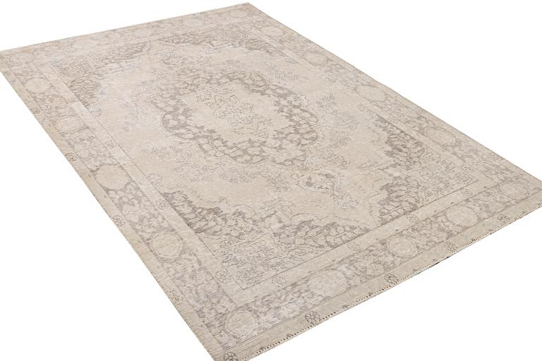 An Ushak capet, c. 279 x 188 cm.