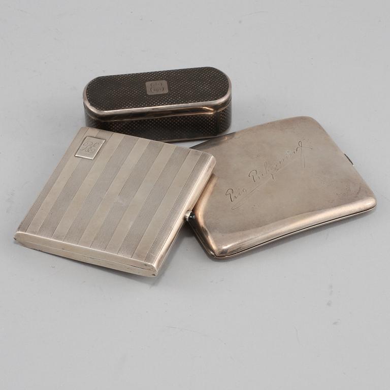 CIGARETTETUIER, 2 st samt DOSA, silver, importstämplar, 1800/1900-tal. Total vikt 330 g.